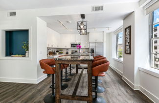 Photo 3 - Chic 4BR Condo in California Building