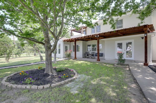 Photo 16 - Spacious Kemp Home w/ Private Pool & Guest House