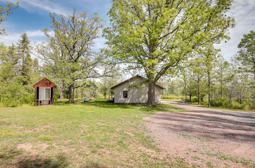 Foto 18 - Pet-friendly Iron River Cabin With Fire Pit