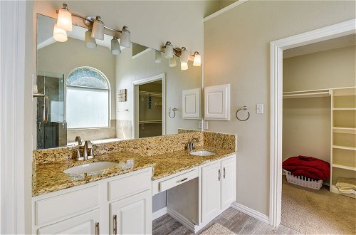 Foto 19 - Spacious Flower Mound Home in Central Location