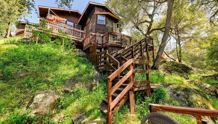 Foto 1 - California Hot Springs Creekside Treehouse Cabin