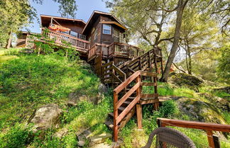 Foto 1 - California Hot Springs Creekside Treehouse Cabin