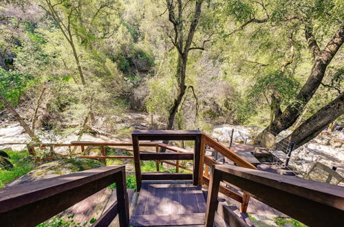 Foto 7 - California Hot Springs Creekside Treehouse Cabin