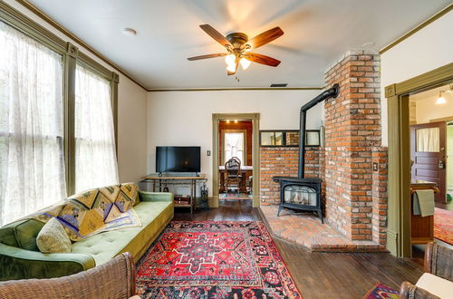 Photo 10 - Charming La Conner Vacation Home w/ Fireplace