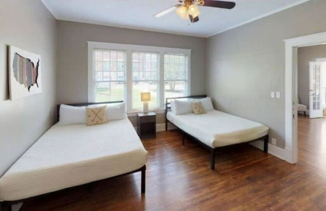 Large Group Downtown Rental - Westend - Photo 4