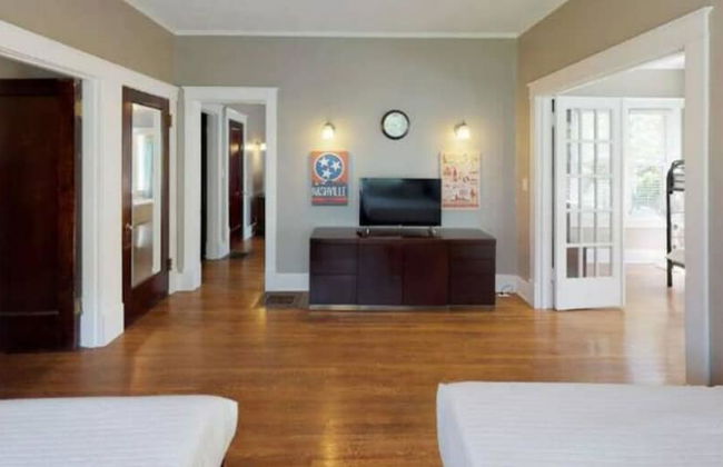 Large Group Downtown Rental - Westend - Photo 10
