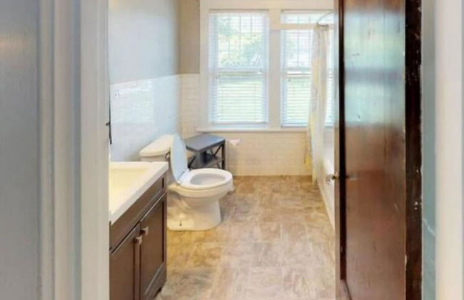 Large Group Downtown Rental - Westend - Photo 9