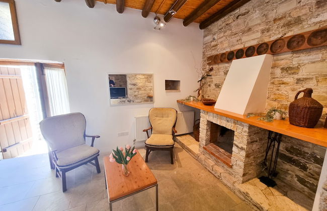 Traditional Village Pool Apartment - Photo 7