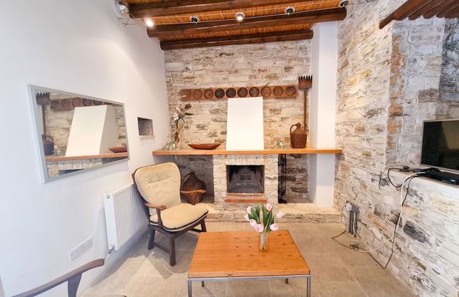 Traditional Village Pool Apartment - Photo 5