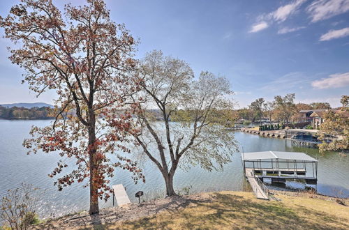 Foto 4 - Lakefront Hot Springs Home W/hot Tub & Dock