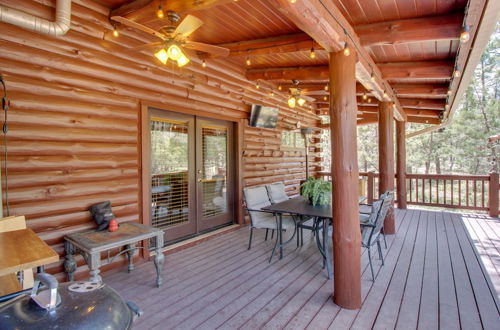 Foto 7 - Redwood Cabin & Casita: 2 Acres, Fire Pit, Hot Tub