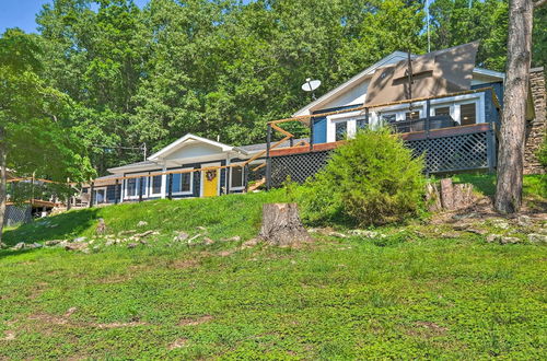 Foto 8 - Upscale Cottage With Furnished Lake-view Deck