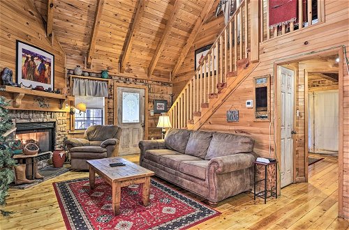 Photo 6 - Cozy Mountain Rose Sevierville Cabin w/ Hot Tub
