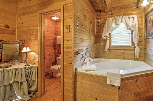 Photo 5 - Cozy Mountain Rose Sevierville Cabin w/ Hot Tub