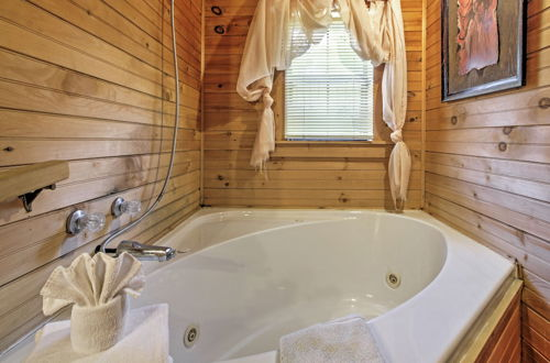 Photo 4 - Cozy Mountain Rose Sevierville Cabin w/ Hot Tub