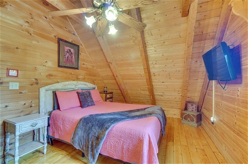 Photo 23 - Cozy Mountain Rose Sevierville Cabin w/ Hot Tub