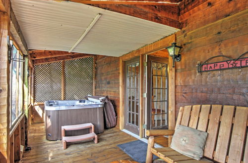 Photo 9 - Cozy Mountain Rose Sevierville Cabin w/ Hot Tub