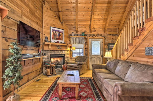 Photo 8 - Cozy Mountain Rose Sevierville Cabin w/ Hot Tub