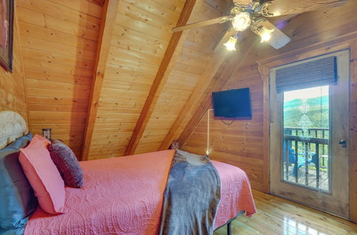 Photo 22 - Cozy Mountain Rose Sevierville Cabin w/ Hot Tub