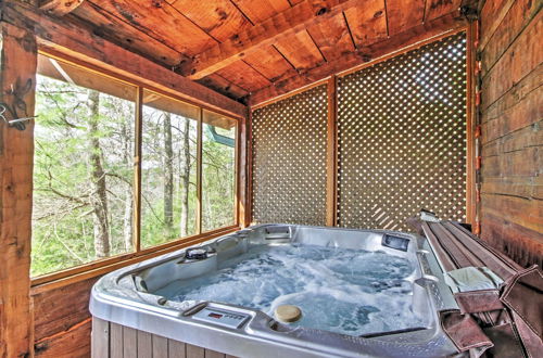 Foto 7 - Cozy Mountain Rose Sevierville Cabin w/ Hot Tub