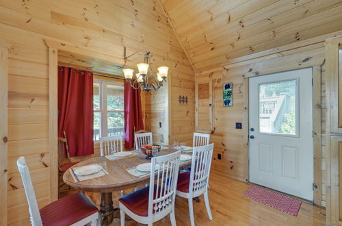 Foto 5 - Warm & Cozy Cabin w/ Deck on Top of the Blue Ridge