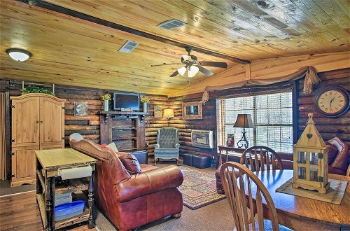 Foto 16 - Arkansas Log Cabin Rental Near Lake Greeson