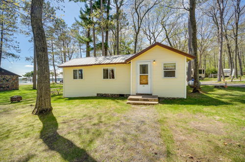 Foto 36 - Rustic Cabin w/ Fire Pit, Steps to Sand Lake