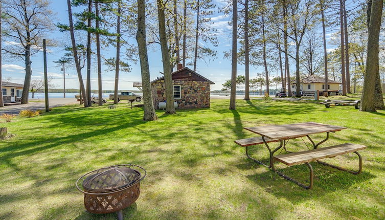 Foto 1 - Rustic Cabin w/ Fire Pit, Steps to Sand Lake