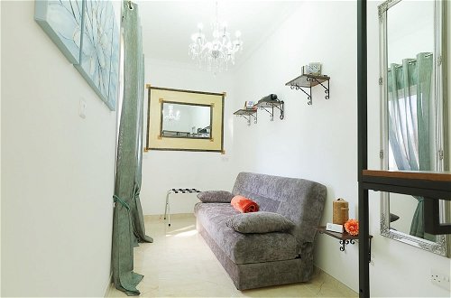 Photo 10 - Deluxe Apartment in Di Valentina Guesthouse Apt 4