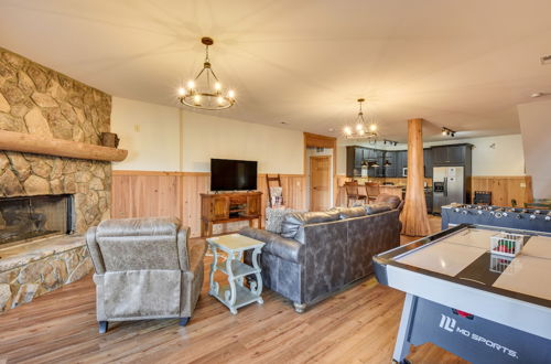 Foto 15 - Wooded Cabin: Mtn Views, Hot Tub & 2 Decks