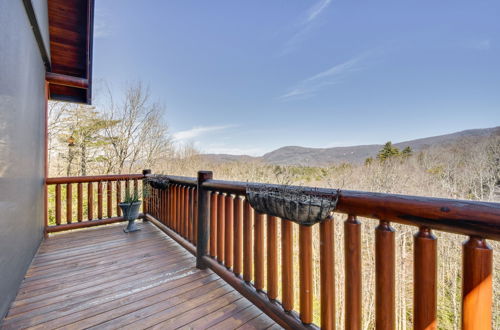 Foto 16 - Wooded Cabin: Mtn Views, Hot Tub & 2 Decks