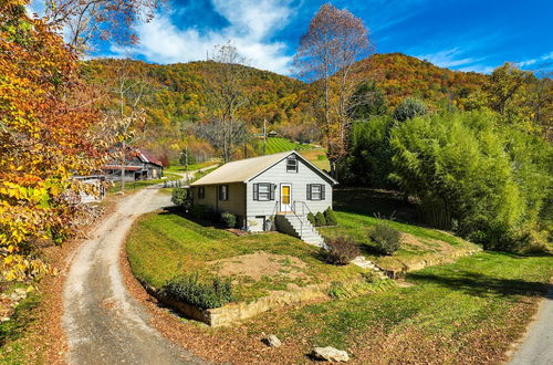 Foto 23 - Bright Farmhouse w/ Hot Tub & Mountain View