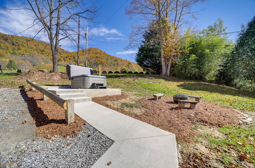 Foto 25 - Bright Farmhouse w/ Hot Tub & Mountain View