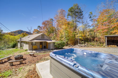 Foto 29 - Bright Farmhouse w/ Hot Tub & Mountain View