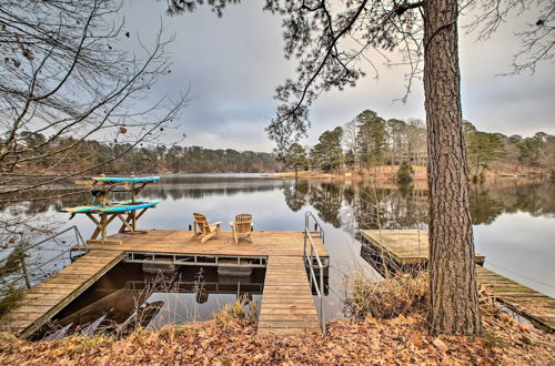 Foto 1 - Renovated Lakefront Escape w/ Private Dock + Deck