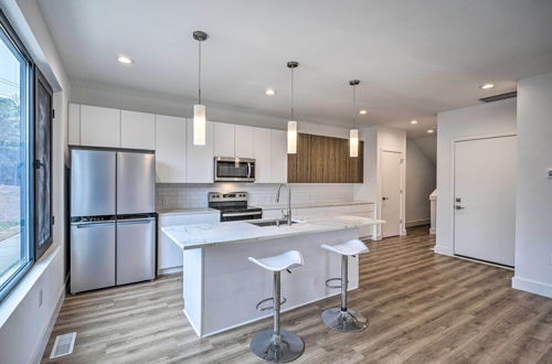 Photo 4 - Spacious & Modern Townhome 6 Mi to Duke