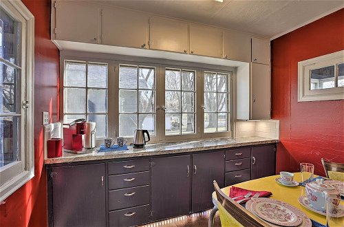 Photo 2 - Homey Cottage With Sunroom & Smart TV