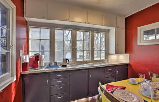 Photo 2 - Homey Cottage With Sunroom & Smart TV