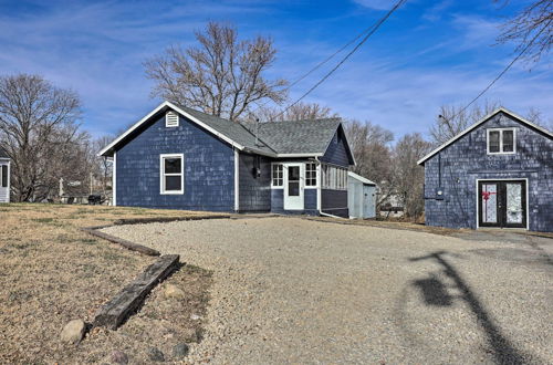 Foto 18 - Homey Cottage With Sunroom & Smart TV