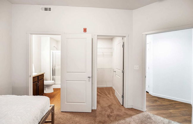 Spacious 3BR Apartment Central to All - Photo 1