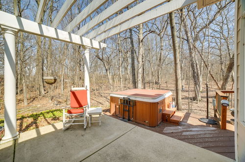 Foto 8 - Charming Crete Home With Hot Tub, Deck & Fire Pit