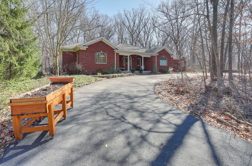 Foto 22 - Charming Crete Home With Hot Tub, Deck & Fire Pit