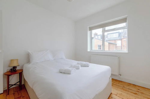 Photo 3 - Bright 2BD Flat - 4 min Walk to Hampstead Heath