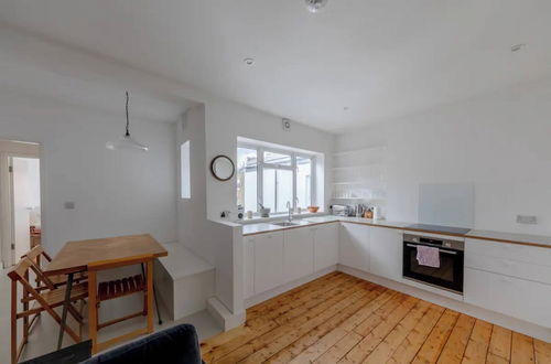 Photo 16 - Bright 2BD Flat - 4 min Walk to Hampstead Heath