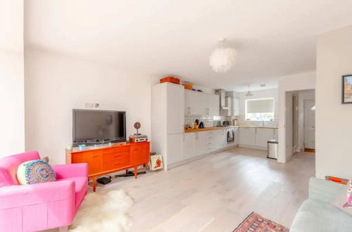 Photo 12 - Bright and Inviting 2BD House - Bethnal Green