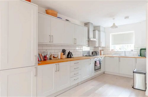 Photo 11 - Bright and Inviting 2BD House - Bethnal Green