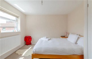Photo 2 - Bright and Inviting 2BD House - Bethnal Green