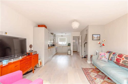 Photo 15 - Bright and Inviting 2BD House - Bethnal Green
