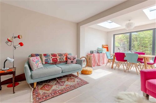 Photo 17 - Bright and Inviting 2BD House - Bethnal Green