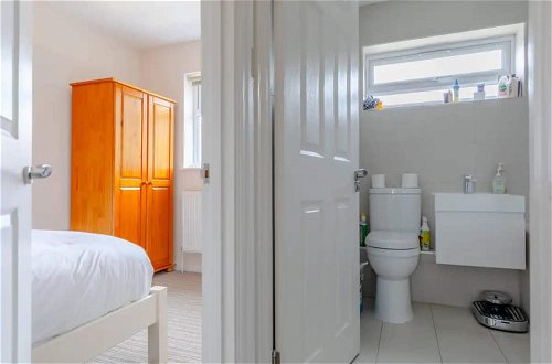 Photo 18 - Bright and Inviting 2BD House - Bethnal Green
